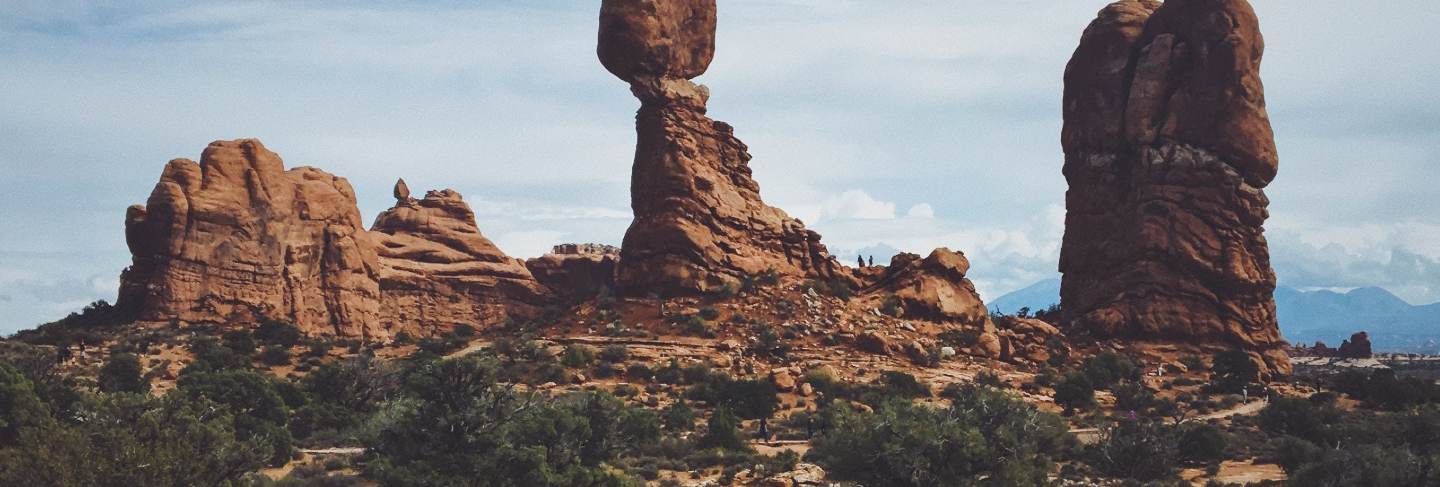 Vertical shot of the balanced rock in arches national park, on a cloudy day Free Photo

