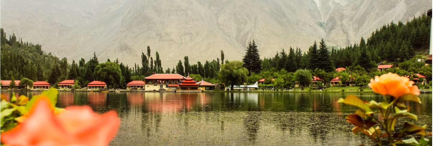 Shangrila resort with lake Premium Photo